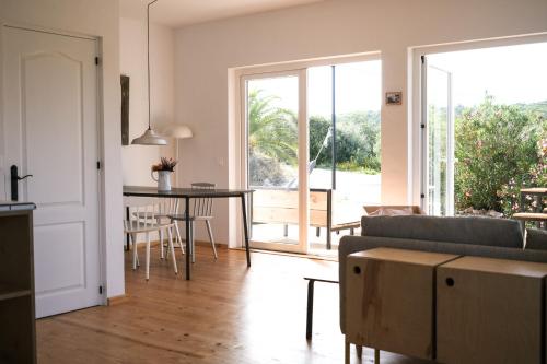 阿尔热祖尔Casa Mini & Casa Mia的客厅配有沙发和桌子