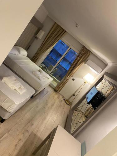 马尔马里斯FİFTY5 SUİTE HOTEL的客房享有高空的景致,配有2张床和电视。