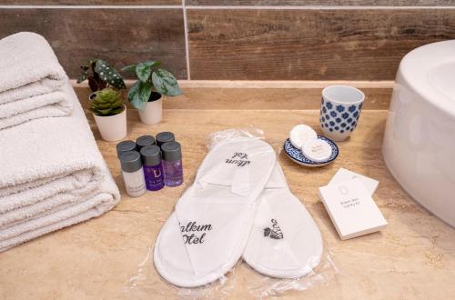 格克切达镇Salkım Otel Gökçeada的浴室提供一双白鞋和毛巾