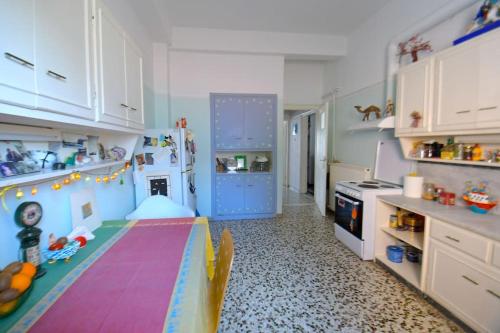 拉斐那Sevasti Rafina的厨房设有游戏室,配有桌子