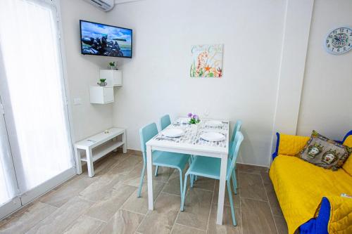 拉古萨码头Casa Elda的一间带桌椅和沙发的用餐室
