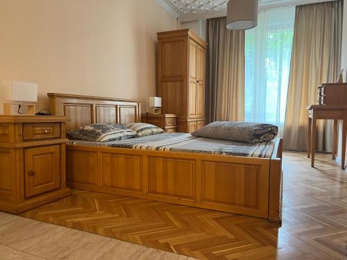 索非亚斯提万伊斯卡酒店的一间卧室配有一张大木床和两个枕头
