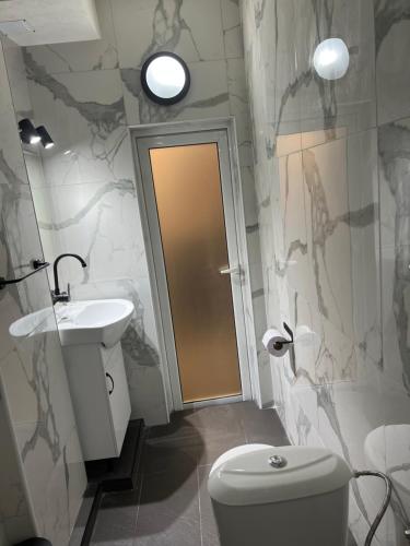 索非亚斯提万伊斯卡酒店的一间带卫生间、水槽和门的浴室