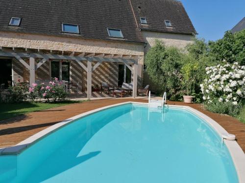 米拉克Maison d' hôtes individuelle La Relinquière的房屋前的游泳池