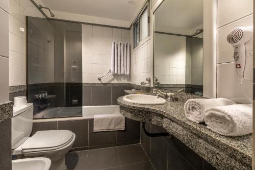 布宜诺斯艾利斯阿根提诺大酒店的一间带卫生间、水槽和镜子的浴室