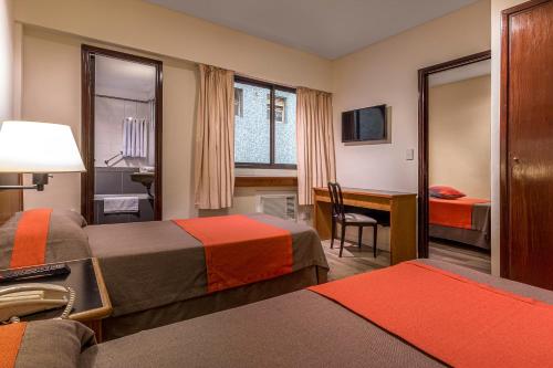 布宜诺斯艾利斯阿根提诺大酒店的酒店客房配有两张床和一张书桌