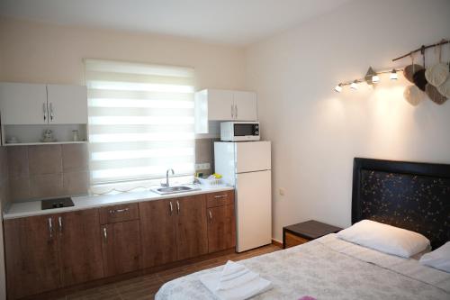 凯麦尔Sofia Residence的厨房配有床和白色冰箱