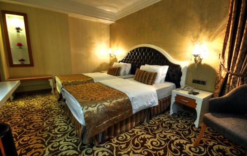 金色豪华酒店客房内的一张或多张床位