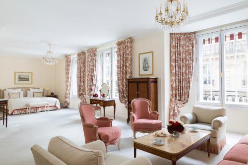 巴黎巴黎布里斯托尔酒店 - 奥克特品质酒店的客厅配有床、沙发和椅子