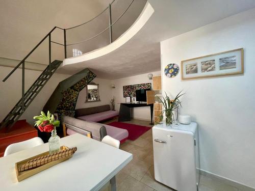 维耶斯泰Il Giardino dei Limoni的一间带螺旋楼梯的客厅和一间客厅。