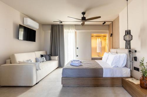 斯塔里斯Niro Beachfront Living的卧室配有白色的床和沙发