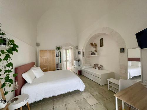 维耶斯泰Il Giardino dei Limoni的一间带白色床的卧室和一间客厅
