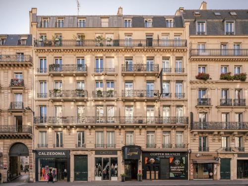 巴黎Legend Hôtel Paris的街道前方的大建筑
