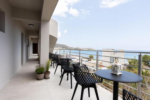 斯塔里斯Niro Beachfront Living的阳台配有桌椅,享有海景。