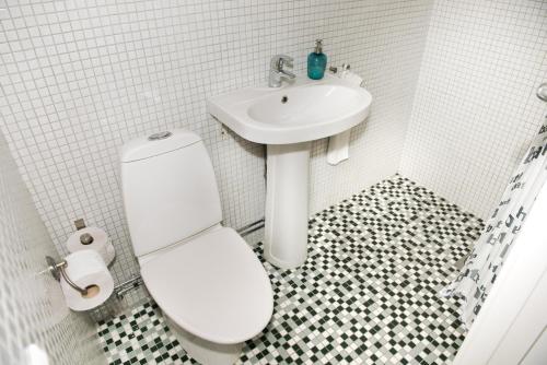 南雪平Johannas GuestHouse的白色的浴室设有卫生间和水槽。