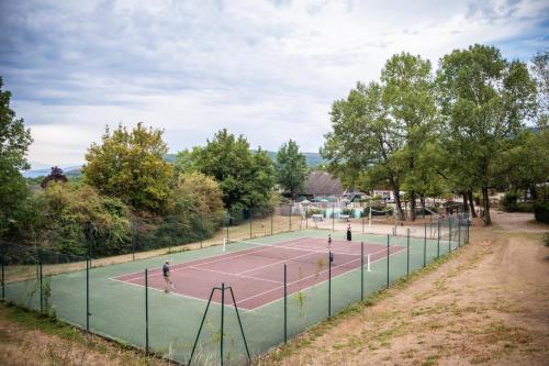迪沃讷莱班胡托比压迪沃恩露营地的网球场,有观众在场