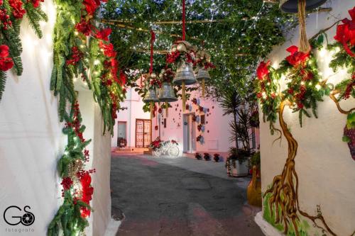 格罗塔列La Nghioscia的一条拥有圣诞装饰的小巷和一座粉红色的建筑