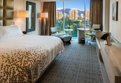 圣地亚哥Renaissance Santiago by Marriott的酒店客房设有一张床和一个大窗户