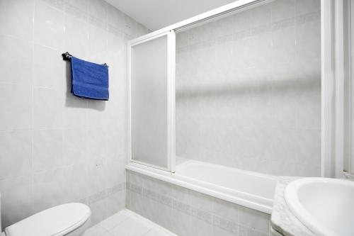 圣玛丽亚港Dúplex Chanca的浴室配有卫生间、盥洗盆和浴缸。