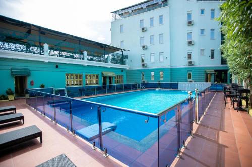 伊凯贾Apartment 79 Hotel的大楼旁的大型游泳池