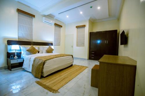 伊凯贾Apartment 79 Hotel的一间卧室配有一张床、梳妆台和书桌