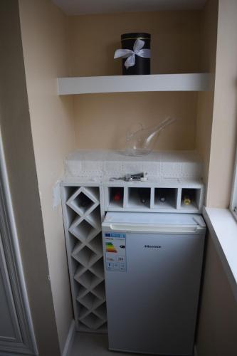 罗安达Cozy Studio的洗衣房配有小冰箱和水槽