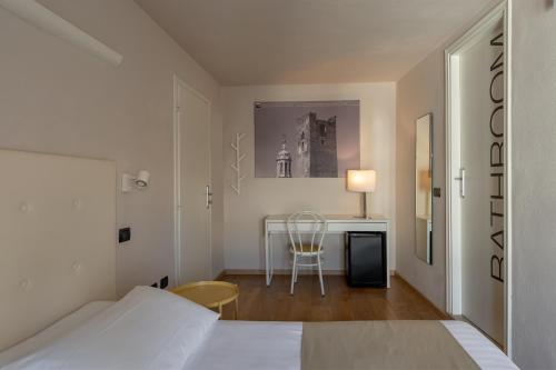 曼托瓦Ca' Tazzoli的一间卧室配有一张床和一张桌子及椅子