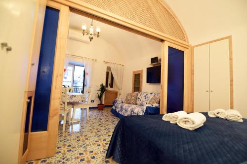 阿特拉尼Casa De Rosa的酒店客房,设有两张床和镜子