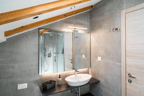 察夫塔特巴坎服务公寓酒店的一间带水槽和淋浴的浴室
