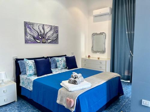 埃尔基耶Il Sogno的一间卧室配有蓝色的床和毛巾