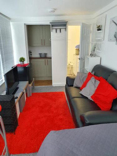 米尔顿凯恩斯Richfieldsat59的带沙发和红色地毯的客厅