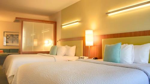 MoosicSpringHill Suites by Marriott Scranton Montage Mountain的酒店客房,设有两张床和镜子