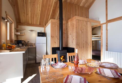 斯特拉斯堡CityKamp Strasbourg的厨房配有木桌和壁炉