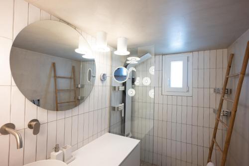 奥诺斯Blue, White and Grey Suites的一间带水槽和镜子的浴室