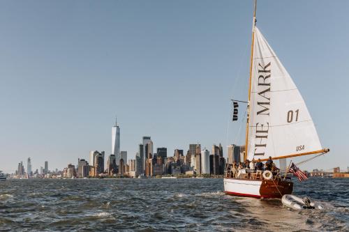 纽约马克纽约酒店的水中帆船,背景是城市