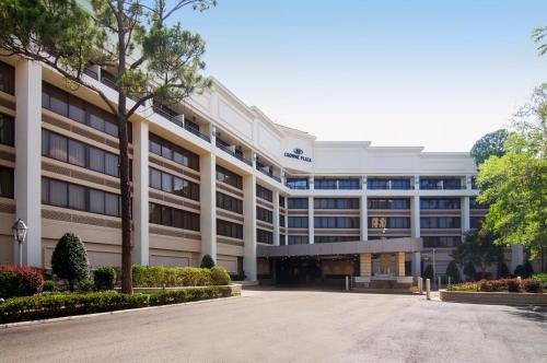 巴吞鲁日Crowne Plaza Executive Center Baton Rouge, an IHG Hotel的大型建筑的外部景观
