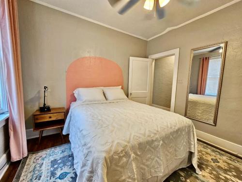 孟菲斯Cute stay in Memphis的一间卧室配有一张带橙色床头板的大床