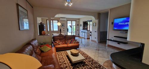 特尔尼Villa Monica, barbecue, spa, piscina的客厅配有皮革家具和平面电视
