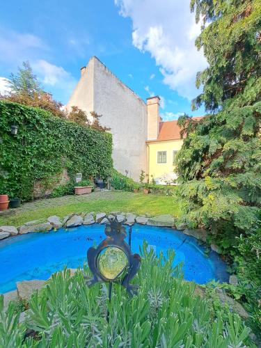 索普隆乌尔纳酒店的院子中间一个有钟的池塘