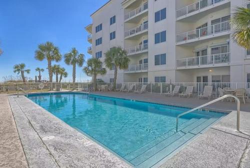 格尔夫海岸Palm Beach Resort 15B的大楼前的游泳池