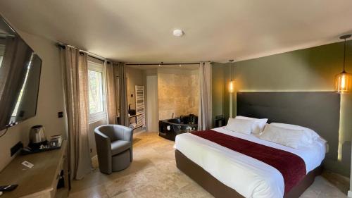 波尔蒂乔Hotel & Appartements Acqua Dolce的配有一张床和一把椅子的酒店客房