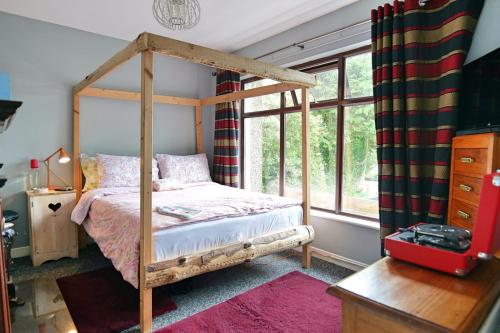 红堡Redcastle Chateau by the Sea Sleeps 6!!的一间卧室设有天蓬床和窗户。