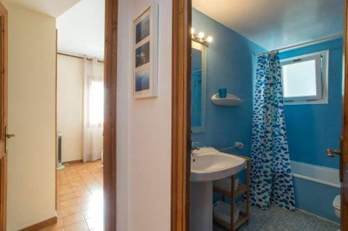 卡莱利亚德帕拉弗鲁赫尔K-4 CALELLA DE PALAFRUGELL, 4 Pax的蓝色的浴室设有水槽和镜子