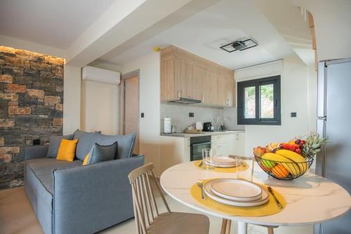 阿基欧斯尼古拉斯Agro Nostro-Agave with superb view的厨房以及带桌子和沙发的客厅。