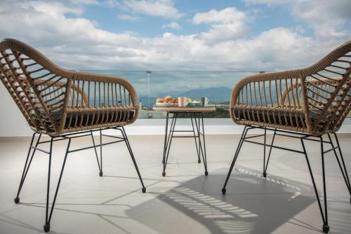 阿基欧斯尼古拉斯Agro Nostro-Agave with superb view的窗前的两把椅子和一张桌子
