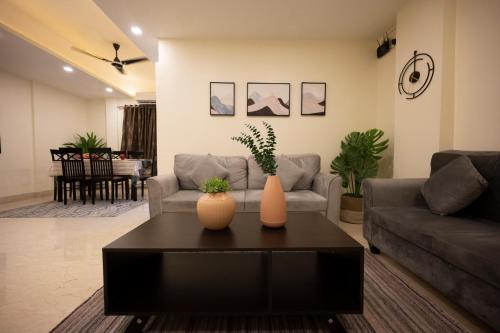 加尔各答Lakeside Suites的客厅配有沙发和桌子