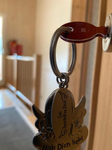 Rüschegg-GrabenNaturnahe Familienwohnung的门上挂着狗的钥匙链