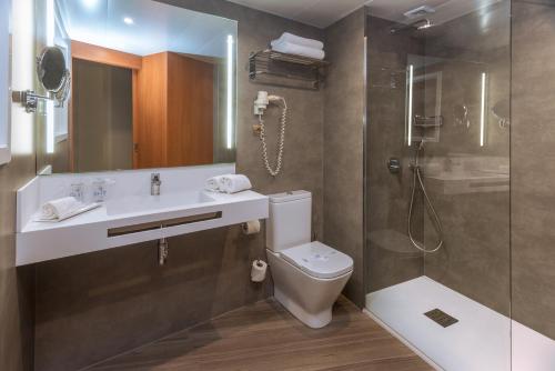 罗列特海岸GHT水族馆及Spa酒店的一间带水槽、卫生间和淋浴的浴室