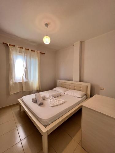 维利波吉Kamberi Hotel & Apartments的窗户客房内的一张床位