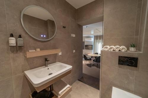 斯霍尔Strandstudio's Camperduin的一间带水槽、镜子和淋浴的浴室
